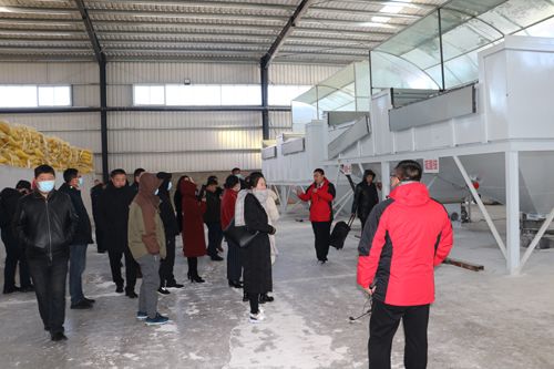 筑夢峰會核心客戶參觀通四方農科高塔車間投料口處 筑夢峰會核心客戶參觀通四方農科高塔車間投料口處