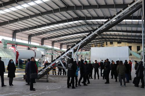 筑夢峰會核心客戶參觀通四方農科高塔車間產(chǎn)品篩分工段 筑夢峰會核心客戶參觀通四方農科高塔車間產(chǎn)品篩分工段